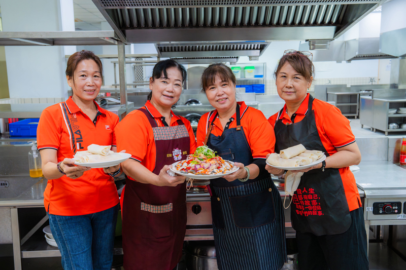 茄萣區真善美關懷服務協會以酸辣開胃的泰式涼拌奪下鱸魚組優勝