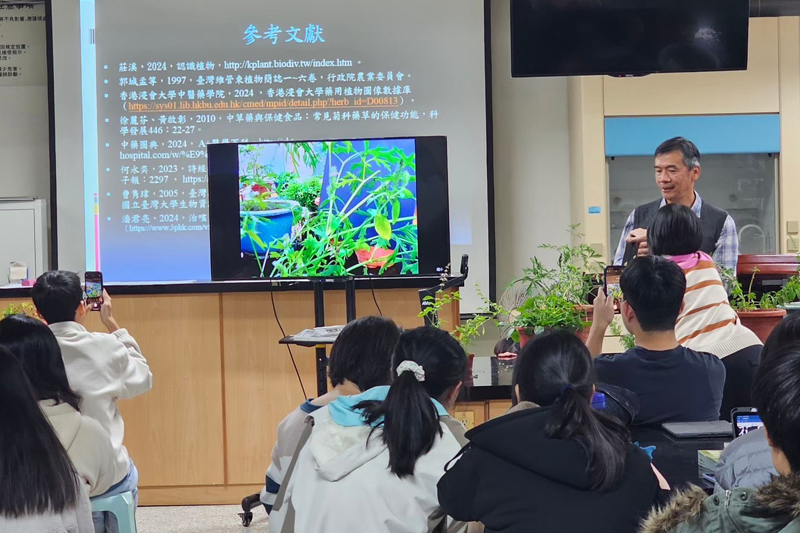 邀請業界專家協同教學,引入藥用植物盆栽與組織培養瓶苗,讓學生在校園進行擬真的植物辨識訓練
