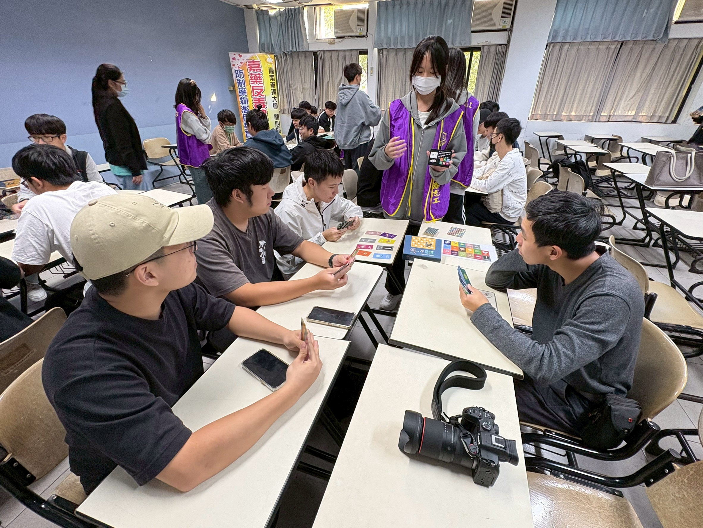 嘉藥反毒志工社員與友校同學一同進行桌遊體驗課程