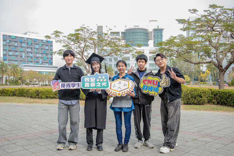 嘉藥史素娟家人及同學特地前來祝福同學鵬程萬里