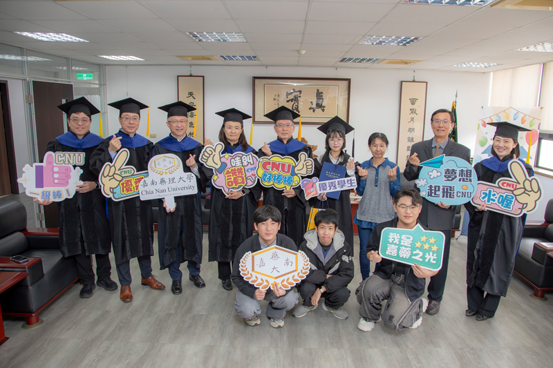 嘉藥今特別為職業安全衛生系學生史素娟舉辦一場溫馨隆重的微型畢業典禮