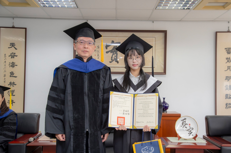 嘉藥職安系史素娟成績優異提前畢業由校長張翊峰頒贈畢業證書