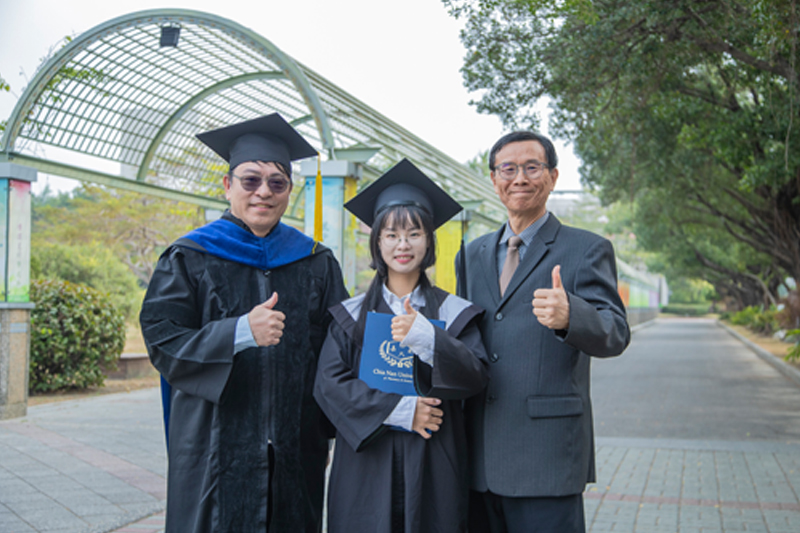 嘉藥職安系主任賴振立(左)及導師蕭景祥都以史素娟同學為榮