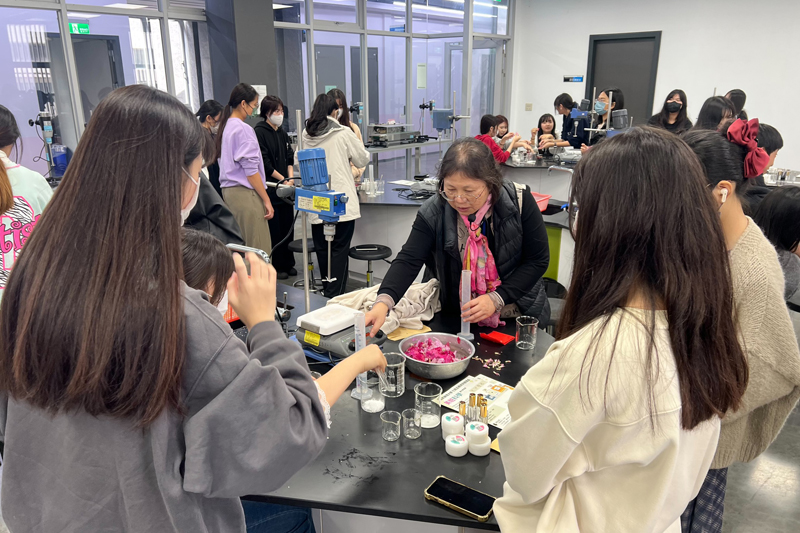 嘉藥粧品系主任丁秀玉講解水萃植物精華原理