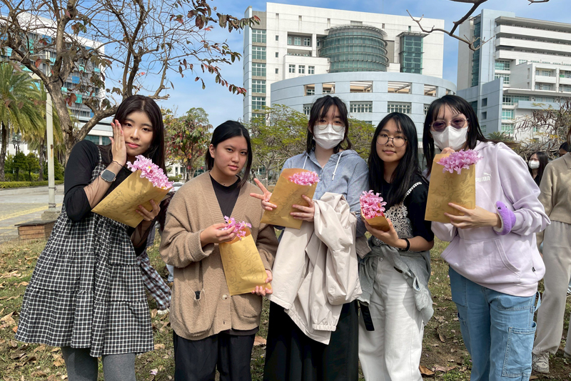 學員們採集風鈴花準備回實驗室做出專屬自己的保養品