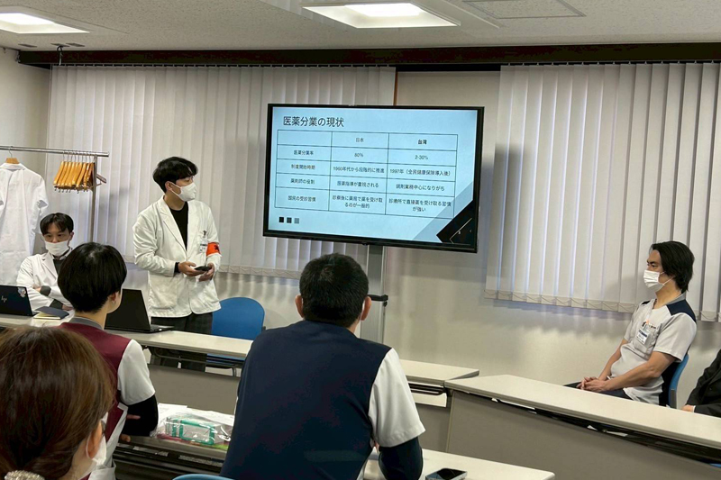 嘉藥藥學系姚宥安以流利的日文與日本的藥師分享台日醫藥分業的差異