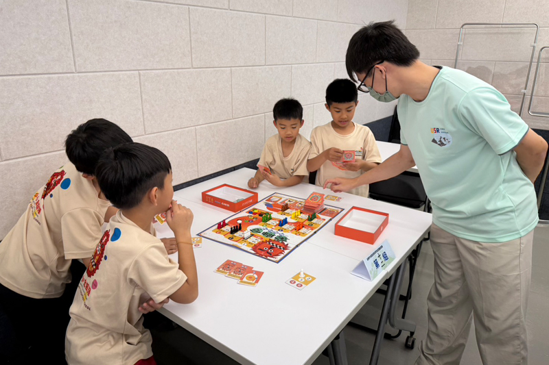 學童在嘉藥計畫團隊引導下，透過桌遊體驗藝陣文化中「團結」與「共好」的價值