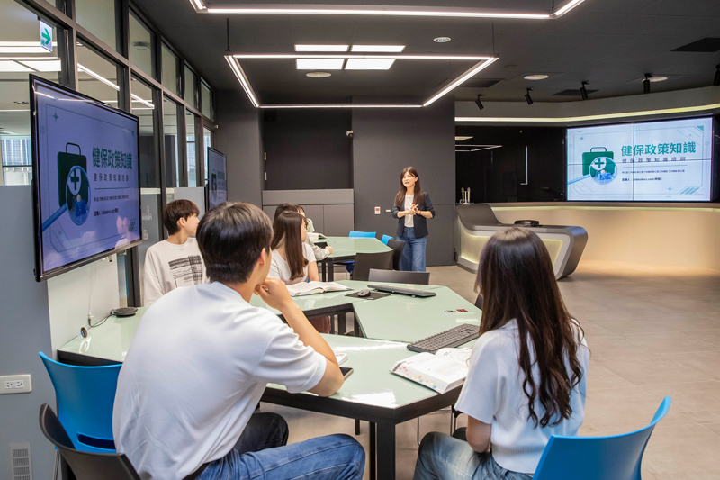 扎實的專業訓練讓嘉藥獲高中生及業界專業信賴的肯定