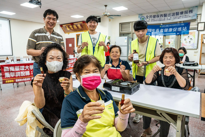 嘉藥藥學系學生至偏鄉服務，教導長輩用藥知識