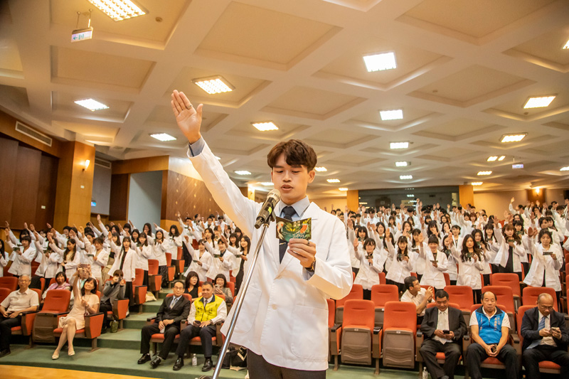 嘉藥藥學系以黑馬之姿脫穎而出，榮登全台最熱門科系冠軍寶座