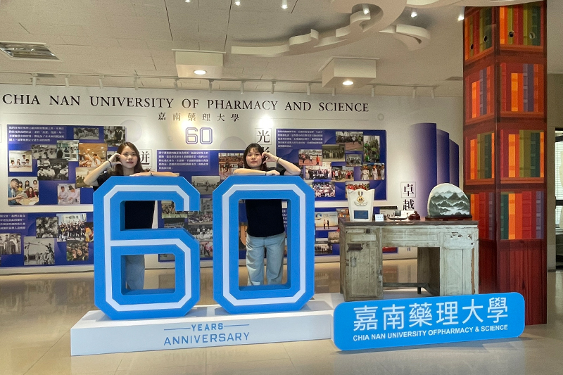 嘉藥六十承光啟新校史展吸引學生拍照留念