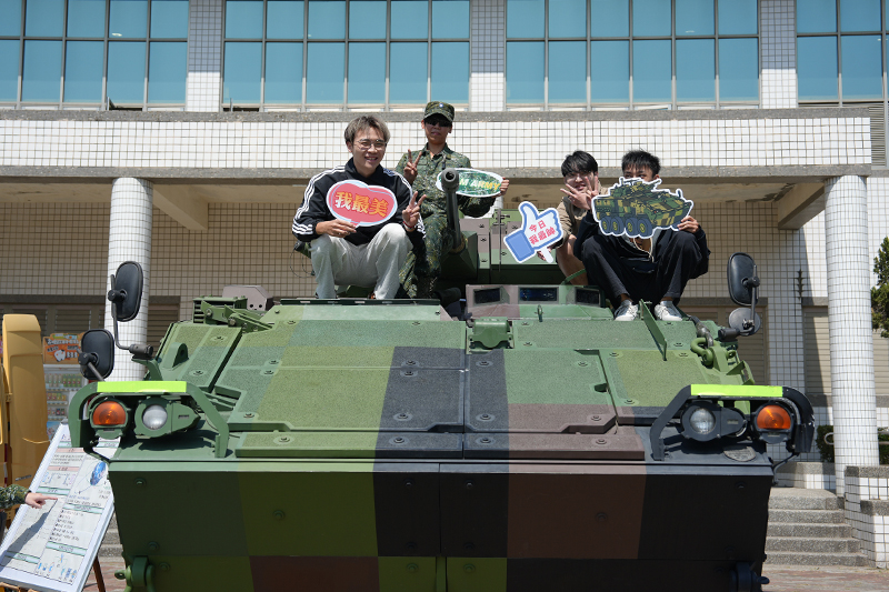 嘉藥學生爬上雲豹輪型裝甲車拍攝留念