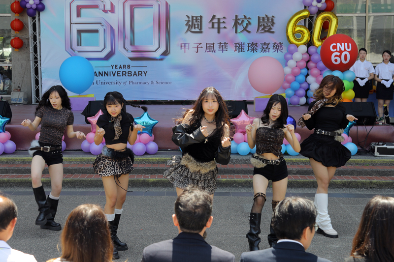 熱舞社同學展現舞技精湛