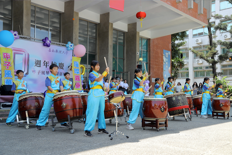 德南國小十鼓隊以〈力拔山河 橫行天下〉震撼開場