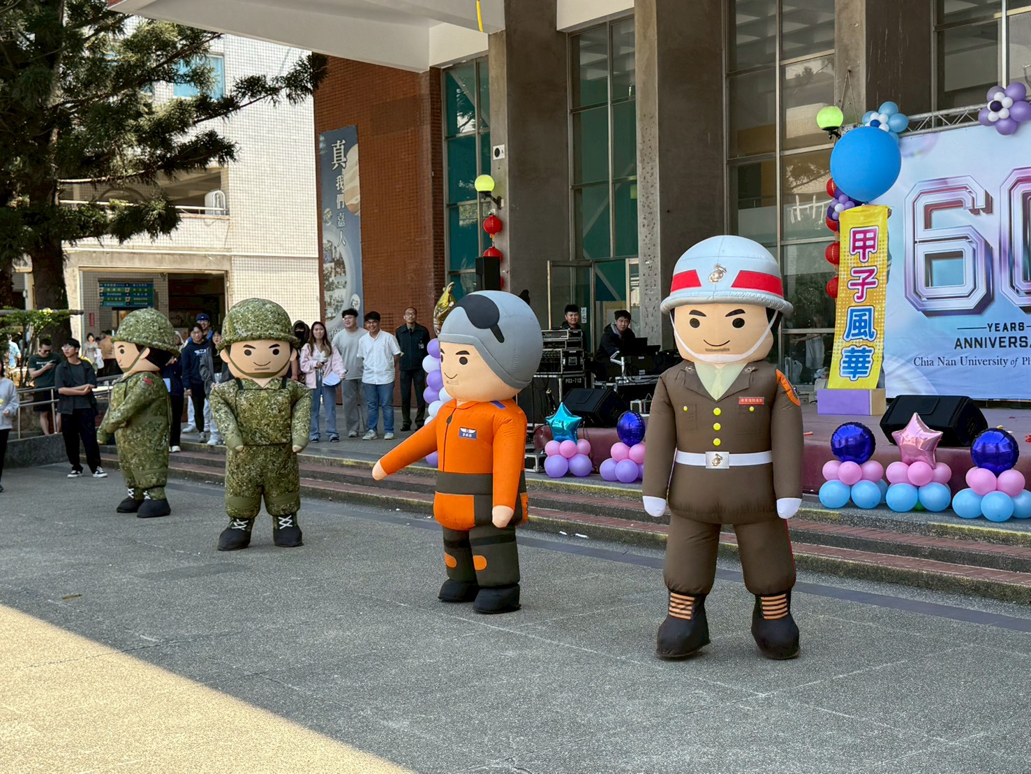 國軍人型氣偶舞蹈表演活力十足