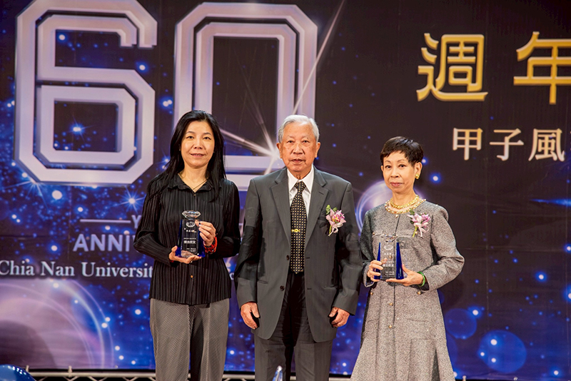 追頒已故校友連瑞猛及廖天福傑出校友獎，由其夫人代表受獎