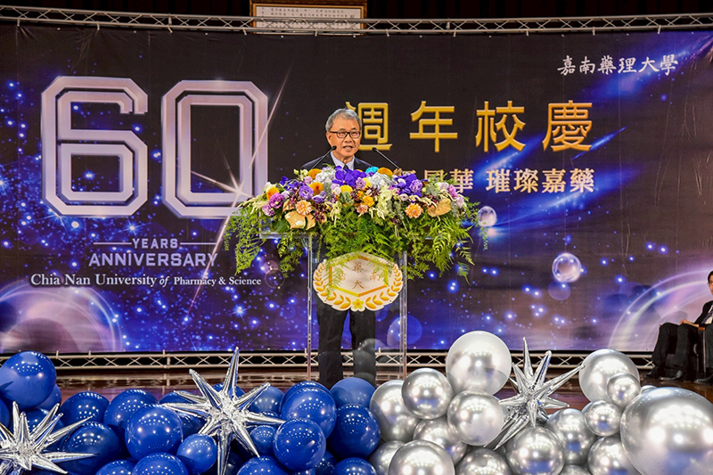 教育部長鄭英耀親自蒞臨嘉南藥理大學致詞