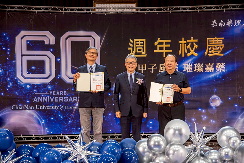 教育部長鄭英耀頒發感謝狀予在嘉藥服務40年的資深教師