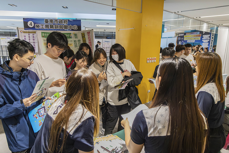 同學找到適合的職缺進行瞭解用心聆聽