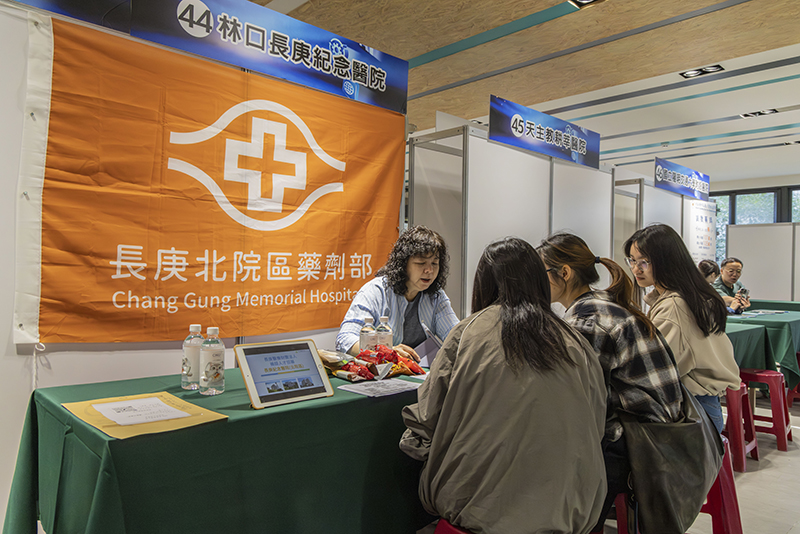 提供職缺的廠商對學生們詳盡的介紹職缺內容