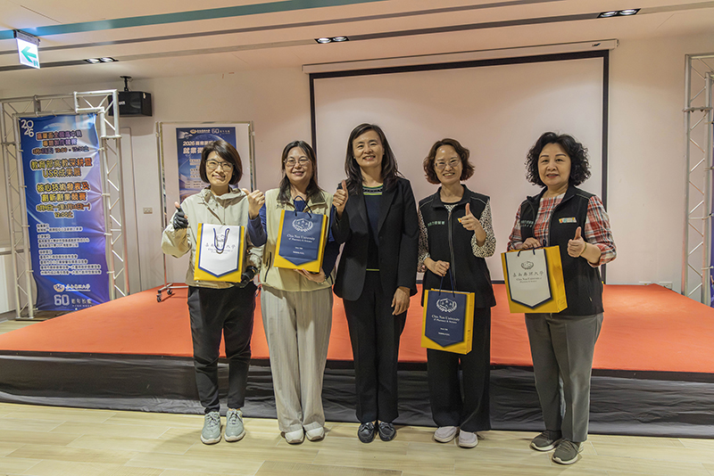 嘉藥副校長劉瑞美(中)代表致贈禮品予到場貴賓