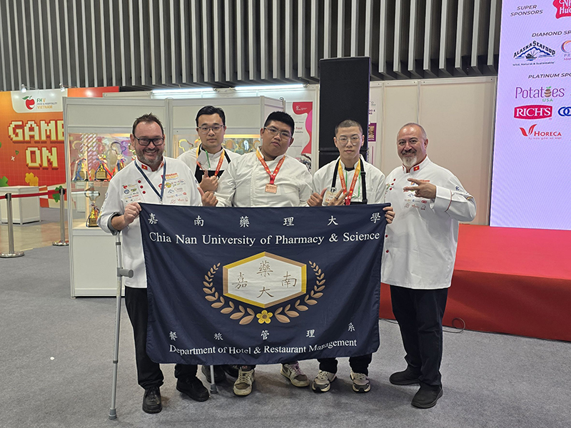 嘉藥餐旅系胡士宏、江柏億及陳冠豪(左二起)及首次參加國際賽事即取得3銅牌佳績