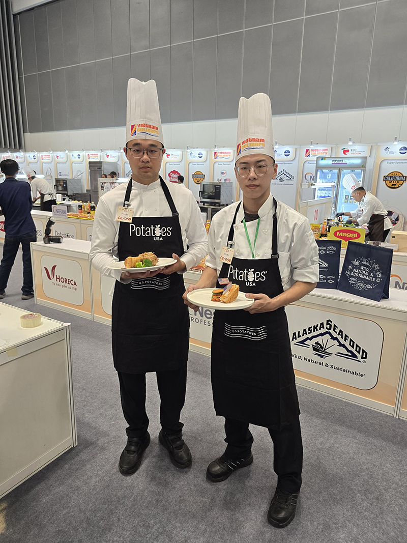 嘉藥餐旅系胡士宏(左)及陳冠豪(右)在越南烹飪挑戰賽中以創意馬鈴薯料理奪下2銅牌