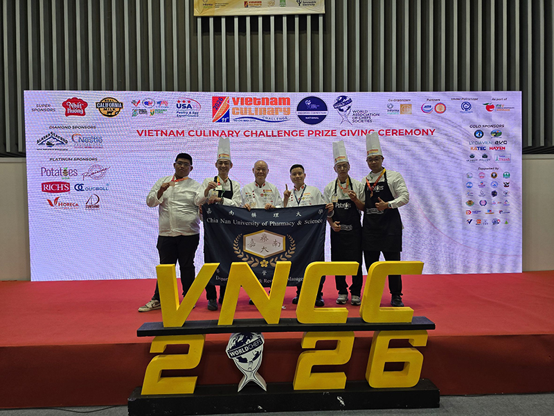 嘉藥餐旅系師生以創意「台味」在越南烹飪挑戰賽中拿下1銀3銅1佳作