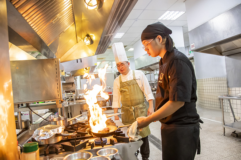 嘉藥餐旅系今年深受高中生青睞，通過人數與招生人數比率高達31.5