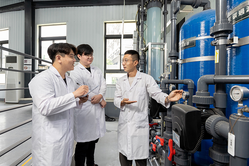 呼應全球環境永續發展與淨零碳排趨勢，嘉藥環工系今年四技申請一階吸引超過200位高中生報名