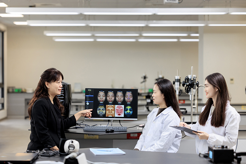 嘉藥粧品系著重實務操作與創新研發，學生於實驗室進行膚質檢測