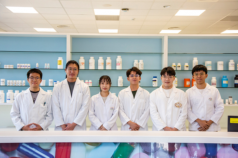 穩坐全國技職科系之冠的嘉藥藥學系，今年吸引2,418人報名，搶攻200個名額