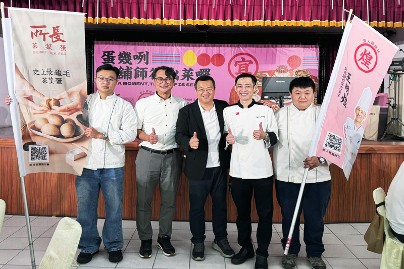 「蛋幾咧總舖師欲出菜囉」辦桌宴由餐旅系王明煌老師(右二)是幕後最大推手