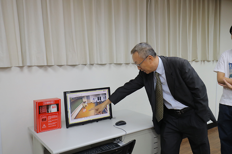 雲義科技總經理黃本聰解說系統透過AI演算能精準辨識煙霧、火焰及異常行蹤