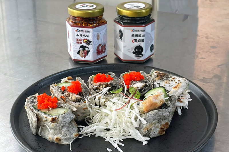 嘉藥生活系林宇志老師為西港區研發的芝麻系列調醬，製作出營養滿分的烙餅