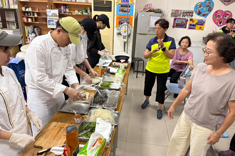 嘉藥師生現場製作將西港在地農產的創意料理，讓長輩親身體驗傳統食材的創新滋味