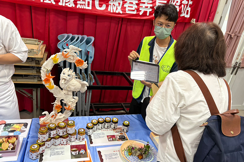 嘉藥USR團隊走進社區，向居民展示與西港在地合作研發的芝麻創意產品