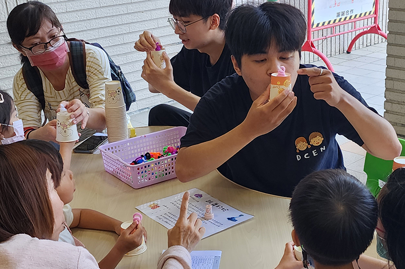 引導親子觀察聲音震動產生的現象