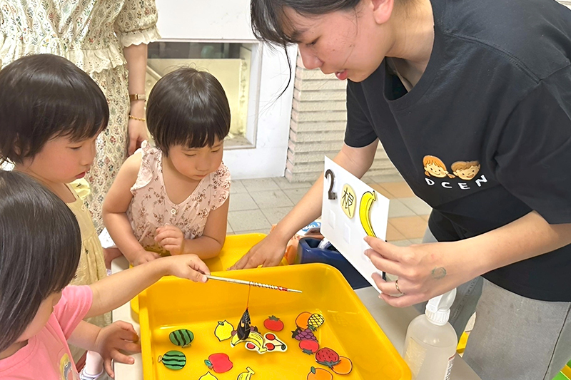 引導幼兒運用磁力進行釣水果遊戲