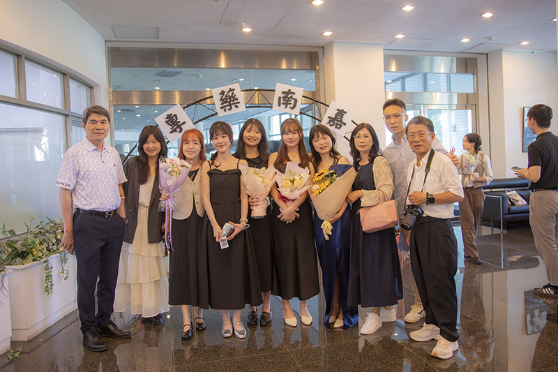 嘉藥藥學系授袍典禮每位受袍生精心打扮與師長及親友共同見證重要時刻