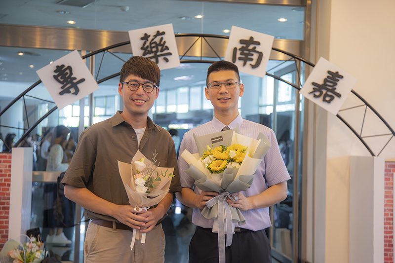 已有碩士學歷的黃啓銘(左)為因對藥學的熱愛毅然重返校園