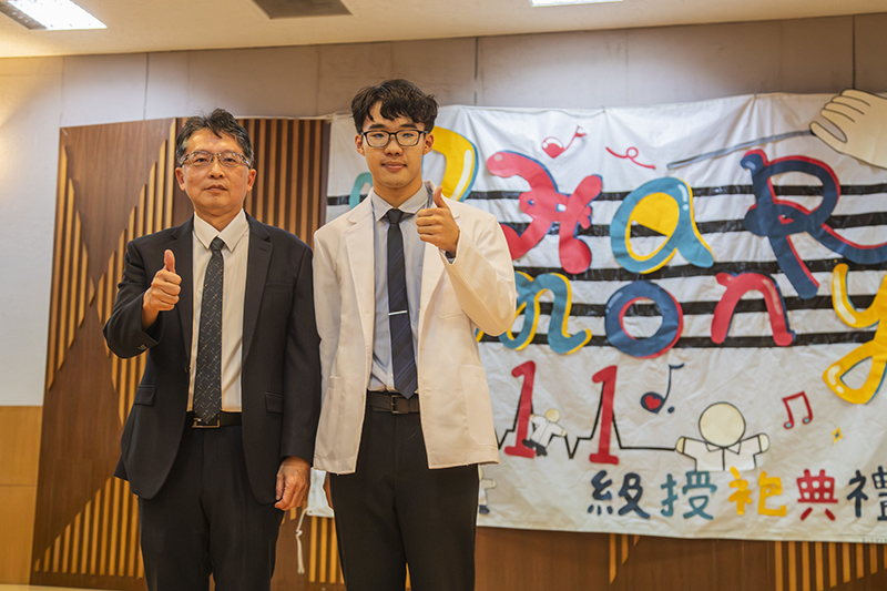 嘉藥藥學系會長林彥融(左)代表實習生接受校長張翊峰授袍