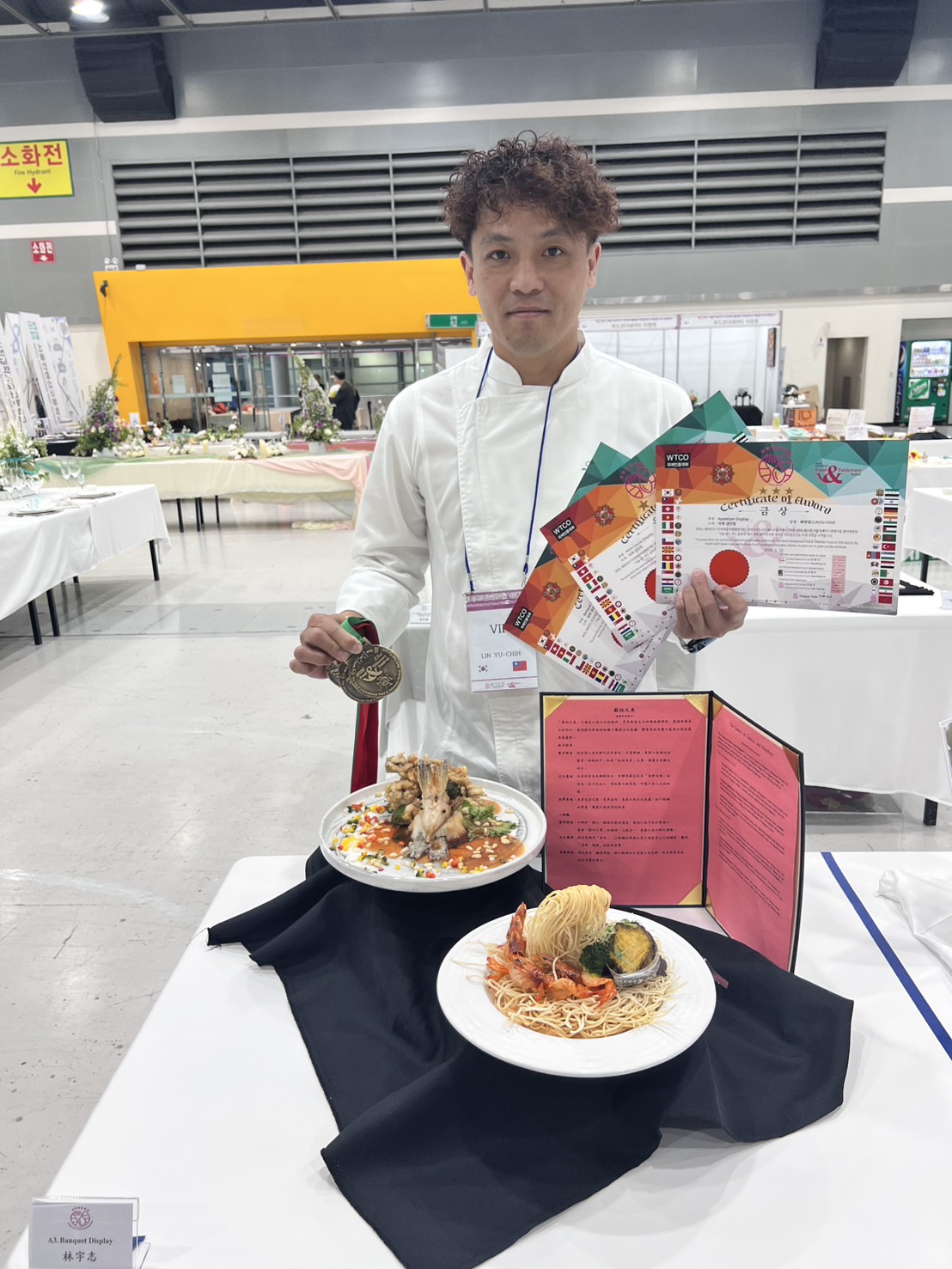 嘉藥林宇志老師在餐廳料理展示以「蘇杭之美」為主題摘下金牌