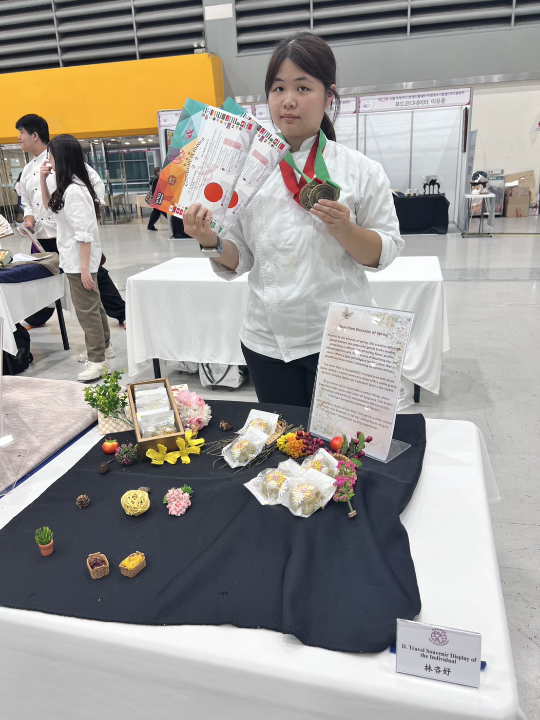 嘉藥林咨妤在「觀光伴手禮」以「春綻玉梅」摘下金牌