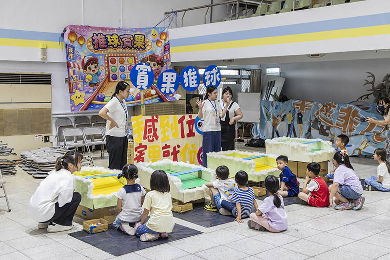 結合夜市經典遊戲「賓果推球」關卡考驗小朋友的手眼協調能力