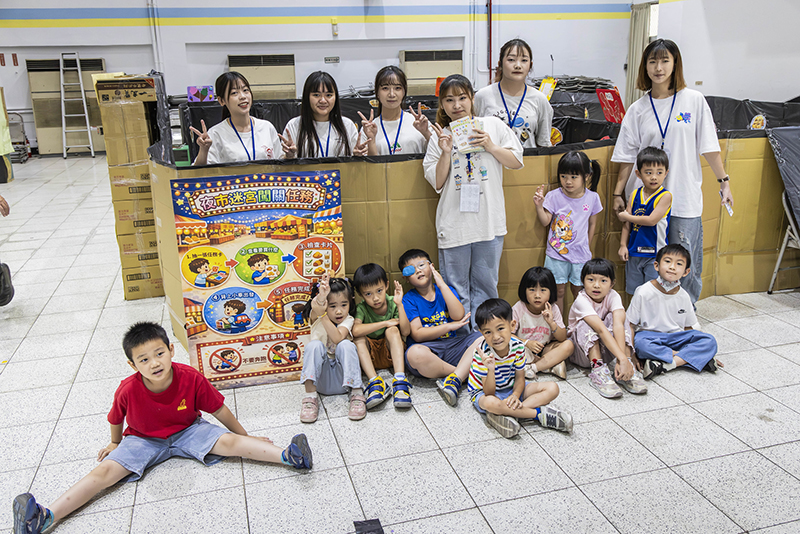 完成挑戰後的孩子們與幼保系大姊姊開心合影