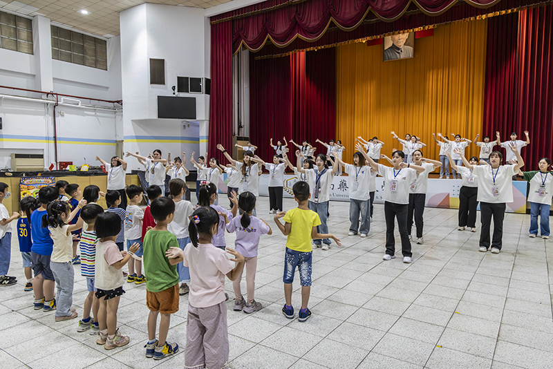 活動由幼保系「大姊姊」們帶領全場小朋友帶動唱熱身為闖關活動揭開歡樂序幕