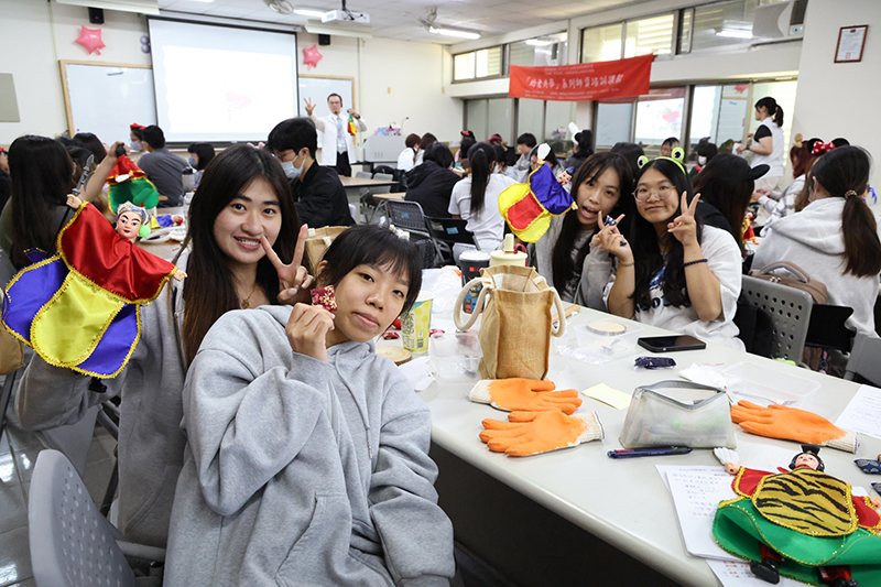 布袋戲偶與實作道具台灣傳統與在地特色的元素融入幼老共學課程