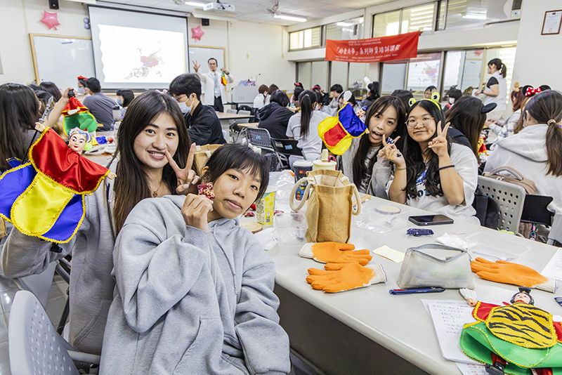布袋戲偶與實作道具台灣傳統與在地特色的元素融入幼老共學課程