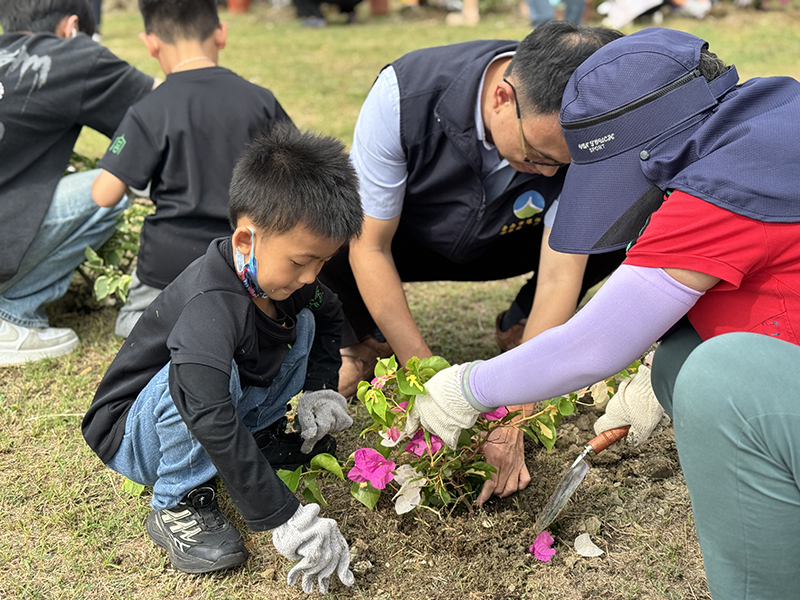 眾人彎身整地、親手種下樹苗